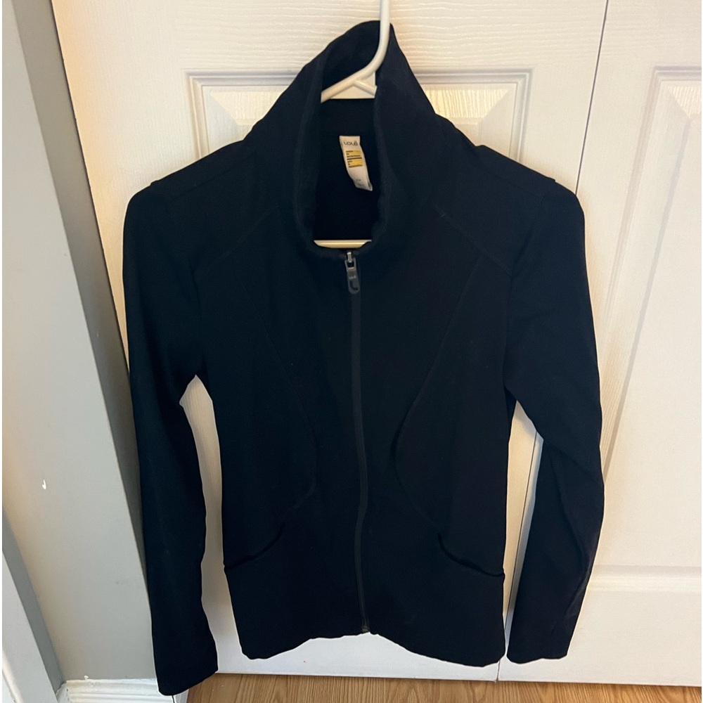 zip up black shirt
